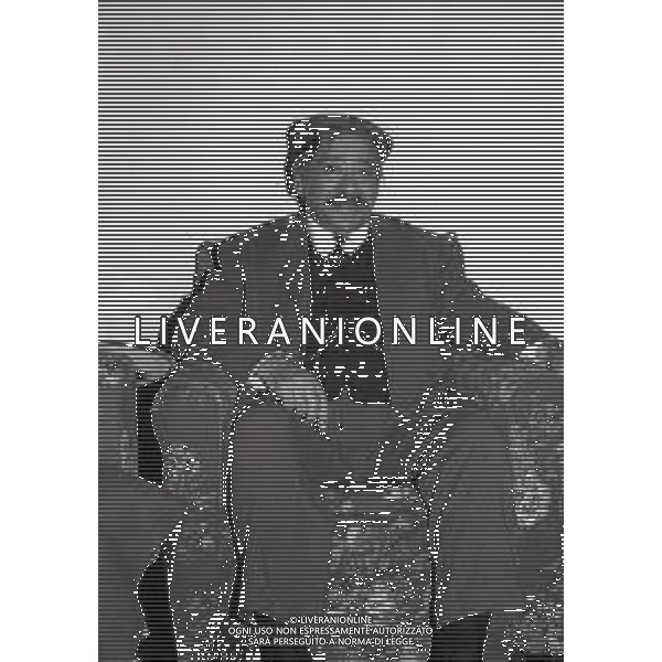 NEG-RETROSPETTIVA TURI FERRO ATTORE NELLA FOTO TURI FERRO E FIORETTA MARI NELL\'ANNO 1980 AG ALDO LIVERANI SAS 