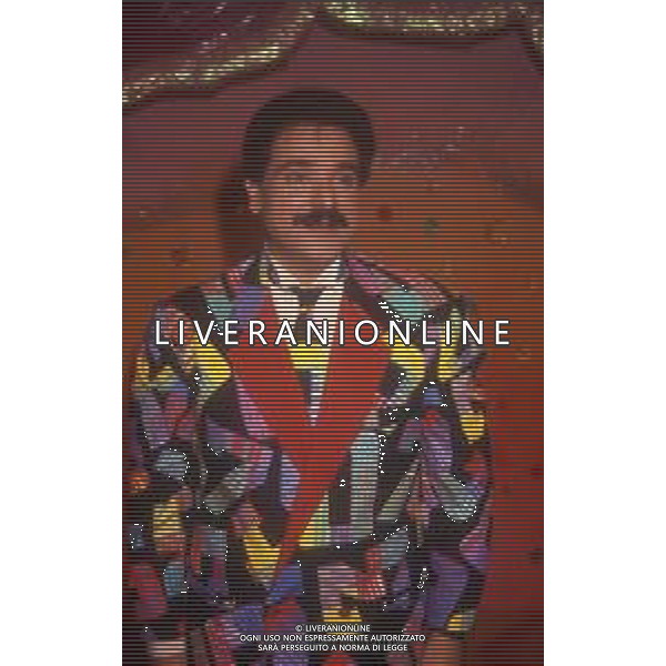DIAP-RETROSPETTIVA SERGIO VASTANO ATTORE-COMICO   NELLA FOTO SERGIO VASTANO NELL\'ANNO 1989 NELLA TRASMISSIONE TELEVISIVA“TELEVIGGIU\' “ AG ALDO LIVERANI SAS