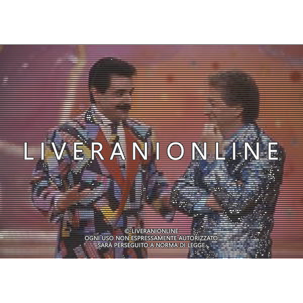 DIAP-RETROSPETTIVA SERGIO VASTANO ATTORE-COMICO   NELLA FOTO SERGIO VASTANO NELL\'ANNO 1989 NELLA TRASMISSIONE TELEVISIVA“TELEVIGGIU\' “ CON GIANFRANCO D\'ANGELO AG ALDO LIVERANI SAS