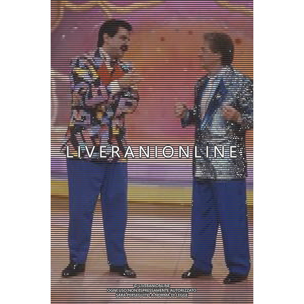 DIAP-RETROSPETTIVA SERGIO VASTANO ATTORE-COMICO  NELLA FOTO SERGIO VASTANO NELL\'ANNO 1989 NELLA TRASMISSIONE TELEVISIVA“TELEVIGGIU\' “ CON GIANFRANCO D\'ANGELO AG ALDO LIVERANI SAS