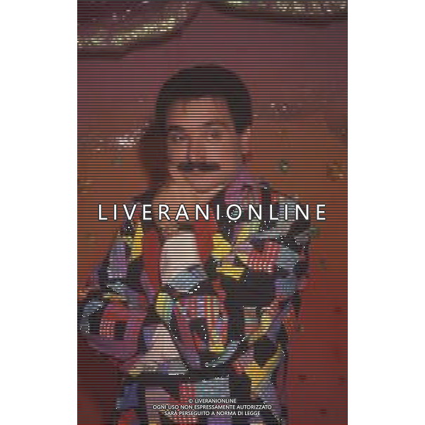 DIAP-RETROSPETTIVA SERGIO VASTANO ATTORE-COMICO  NELLA FOTO SERGIO VASTANO NELL\'ANNO 1989 NELLA TRASMISSIONE TELEVISIVA“TELEVIGGIU\' “ AG ALDO LIVERANI SAS
