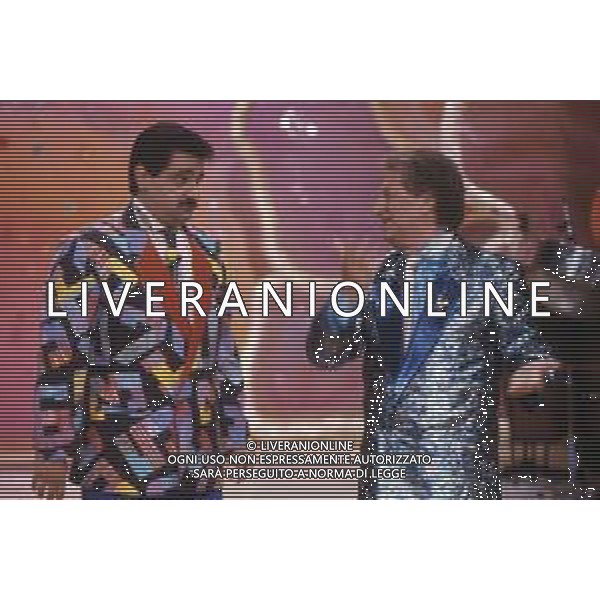 DIAP-RETROSPETTIVA SERGIO VASTANO ATTORE-COMICO   NELLA FOTO SERGIO VASTANO NELL\'ANNO 1989 NELLA TRASMISSIONE TELEVISIVA“TELEVIGGIU\' “ CON GIANFRANCO D\'ANGELO AG ALDO LIVERANI SAS