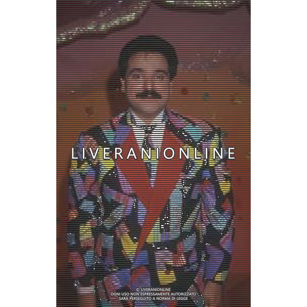 DIAP-RETROSPETTIVA SERGIO VASTANO ATTORE-COMICO  NELLA FOTO SERGIO VASTANO NELL\'ANNO 1989 NELLA TRASMISSIONE TELEVISIVA“TELEVIGGIU\' “ AG ALDO LIVERANI SAS