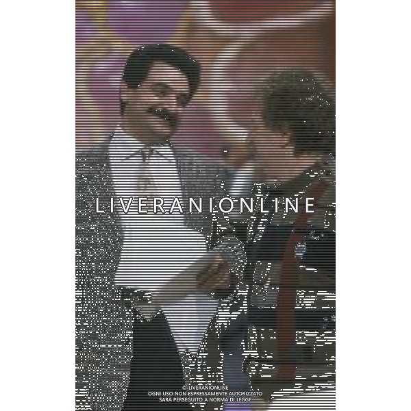 DIAP-RETROSPETTIVA SERGIO VASTANO ATTORE-COMICO   NELLA FOTO SERGIO VASTANO NELL\'ANNO 1989 NELLA TRASMISSIONE TELEVISIVA“TELEVIGGIU\' “ CON GIANFRANCO D\'ANGELO AG ALDO LIVERANI SAS