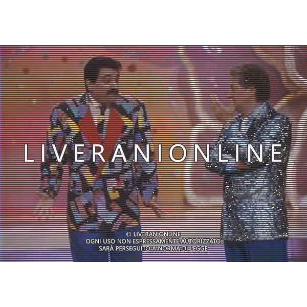 DIAP-RETROSPETTIVA SERGIO VASTANO ATTORE-COMICO  NELLA FOTO SERGIO VASTANO NELL\'ANNO 1989 NELLA TRASMISSIONE TELEVISIVA“TELEVIGGIU\' “ CON GIANFRANCO D\'ANGELO AG ALDO LIVERANI SAS