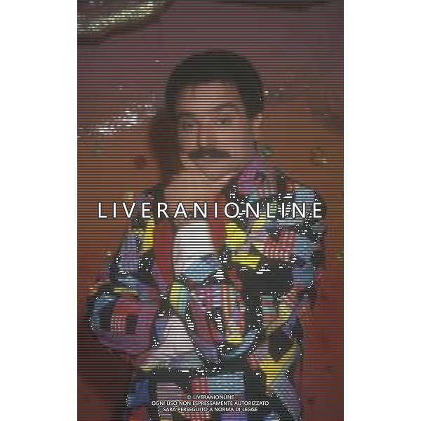 DIAP-RETROSPETTIVA SERGIO VASTANO ATTORE-COMICO   NELLA FOTO SERGIO VASTANO NELL\'ANNO 1989 NELLA TRASMISSIONE TELEVISIVA“TELEVIGGIU\' “ AG ALDO LIVERANI SAS