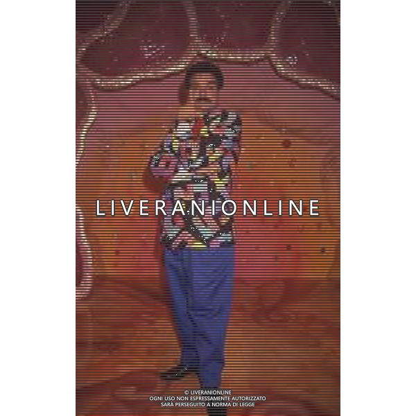 DIAP-RETROSPETTIVA SERGIO VASTANO ATTORE-COMICO   NELLA FOTO SERGIO VASTANO NELL\'ANNO 1989 NELLA TRASMISSIONE TELEVISIVA“TELEVIGGIU\' “ AG ALDO LIVERANI SAS