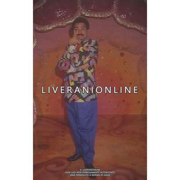 DIAP-RETROSPETTIVA SERGIO VASTANO ATTORE-COMICO   NELLA FOTO SERGIO VASTANO NELL\'ANNO 1989 NELLA TRASMISSIONE TELEVISIVA“TELEVIGGIU\' “ AG ALDO LIVERANI SAS