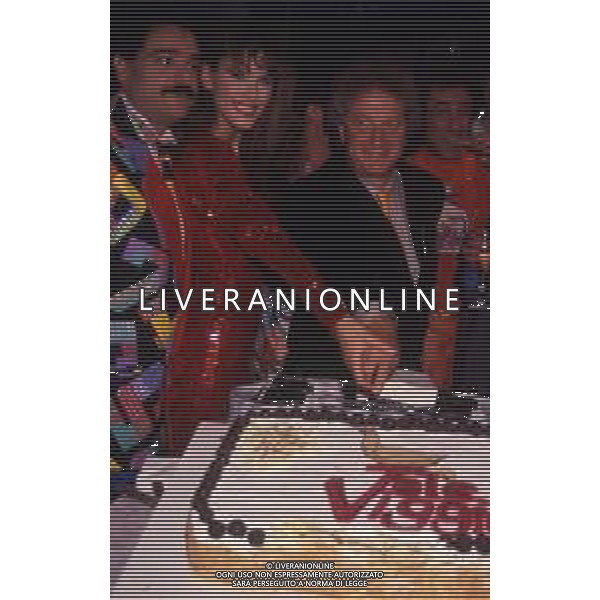 DIAP-RETROSPETTIVA SERGIO VASTANO ATTORE-COMICO  NELLA FOTO SERGIO VASTANO NELL\'ANNO 1989 NELLA TRASMISSIONE TELEVISIVA“TELEVIGGIU\' “ CON GIANFRANCO D\'ANGELO E SABINA STILO AG ALDO LIVERANI SAS