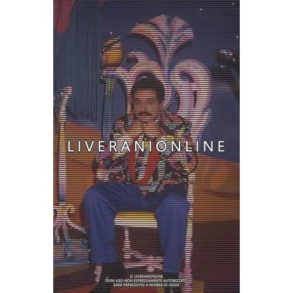 DIAP-RETROSPETTIVA SERGIO VASTANO ATTORE-COMICO   NELLA FOTO SERGIO VASTANO NELL\'ANNO 1989 NELLA TRASMISSIONE TELEVISIVA“TELEVIGGIU\' “ AG ALDO LIVERANI SAS