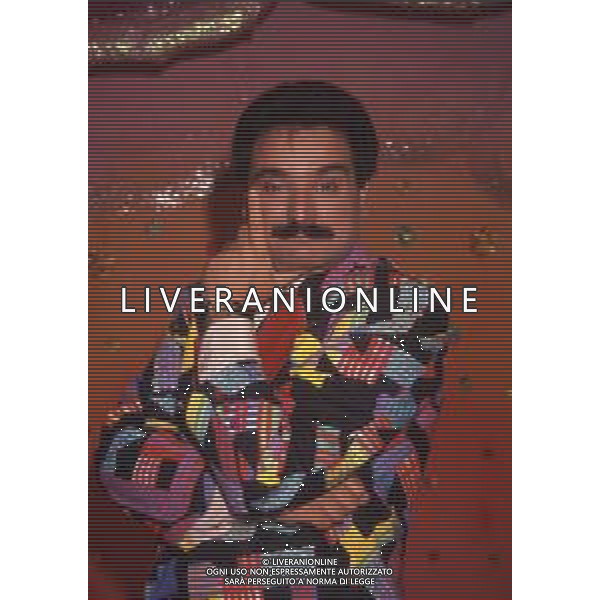DIAP-RETROSPETTIVA SERGIO VASTANO ATTORE-COMICO  NELLA FOTO SERGIO VASTANO NELL\'ANNO 1989 NELLA TRASMISSIONE TELEVISIVA“TELEVIGGIU\' “ AG ALDO LIVERANI SAS