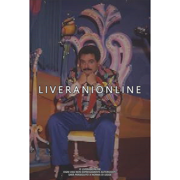 DIAP-RETROSPETTIVA SERGIO VASTANO ATTORE-COMICO  NELLA FOTO SERGIO VASTANO NELL\'ANNO 1989 NELLA TRASMISSIONE TELEVISIVA“TELEVIGGIU\' “ AG ALDO LIVERANI SAS