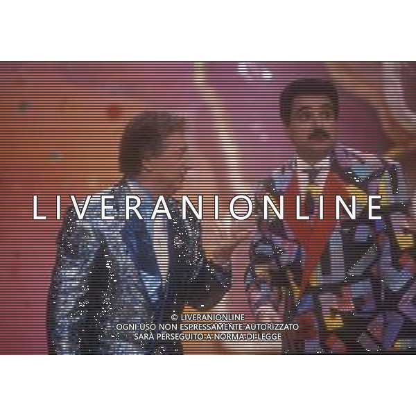 DIAP-RETROSPETTIVA SERGIO VASTANO ATTORE-COMICO  NELLA FOTO SERGIO VASTANO NELL\'ANNO 1989 NELLA TRASMISSIONE TELEVISIVA“TELEVIGGIU\' “ CON GIANFRANCO D\'ANGELO AG ALDO LIVERANI SAS