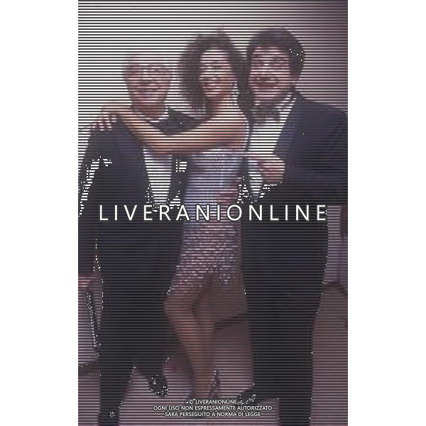 DIAP-RETROSPETTIVA SERGIO VASTANO ATTORE-COMICO NELLA FOTO SERGIO VASTANO CON GIANNINA FACIO E GINO BRAMIERI NELL\'ANNO 1990 TRASMISSIONE TELEVISIVA“RISATE DI FINE ANNO“ AG ALDO LIVERANI SAS 