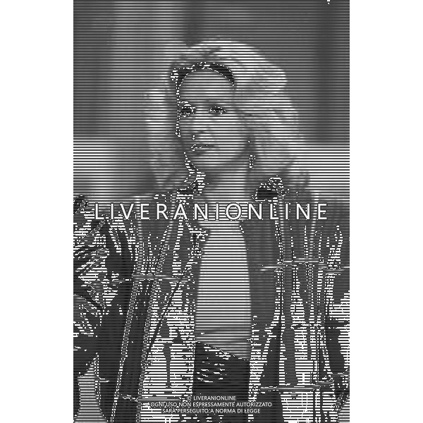 Neg- RETROSPETTIVA LORETTA GOGGI CANTANTE E CONDUTTRICE TELEVISIVA NELLA FOTO NELLA TRASMISSIONE TV “LORETTA GOGGI IN QUIZ“ A MILANO NEL 1984 AG ALDO LIVERANI SAS