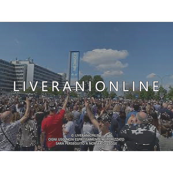 SEDE MEDIASET COLOGNO MONZESE (MILANO) 14.06.2023 NELLA FOTO FOLLA DI PERSONE IN ATTESA DEL PASSAGGIO DEL FERETRO DI SILVIO BERLUSCONI AGENZIA ALDO LIVERANI SAS