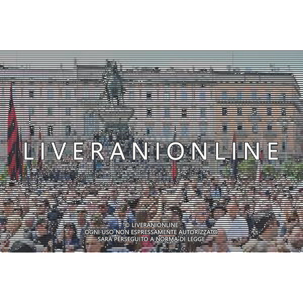 TVRG Funerale Berlusconi nella foto gente in piazza Milano 14-06-2023 Funerale di Stato per Silvio Berlusconi foto Roberto Garavaglia/ag. Aldo Liverani sas/ AGENZIA ALDO LIVERANI SAS