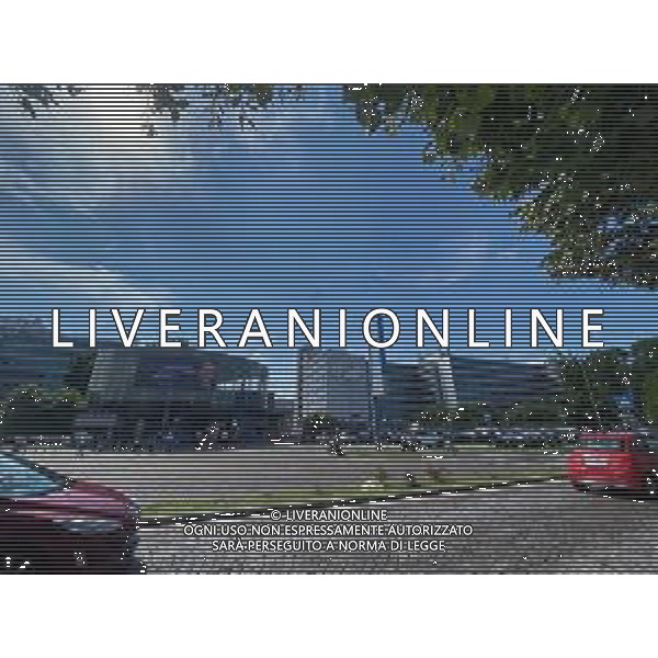 SEDE MEDIASET COLOGNO MONZESE (MILANO) 14.06.2023 NELLA FOTO IL LANCIO DI PALLONCINI AZZURRI NEL GIORNO DEL FUNERALE DI SILVIO BERLUSCONI AGENZIA ALDO LIVERANI SAS