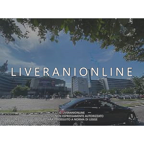 SEDE MEDIASET COLOGNO MONZESE (MILANO) 14.06.2023 NELLA FOTO IL LANCIO DI PALLONCINI AZZURRI NEL GIORNO DEL FUNERALE DI SILVIO BERLUSCONI AGENZIA ALDO LIVERANI SAS
