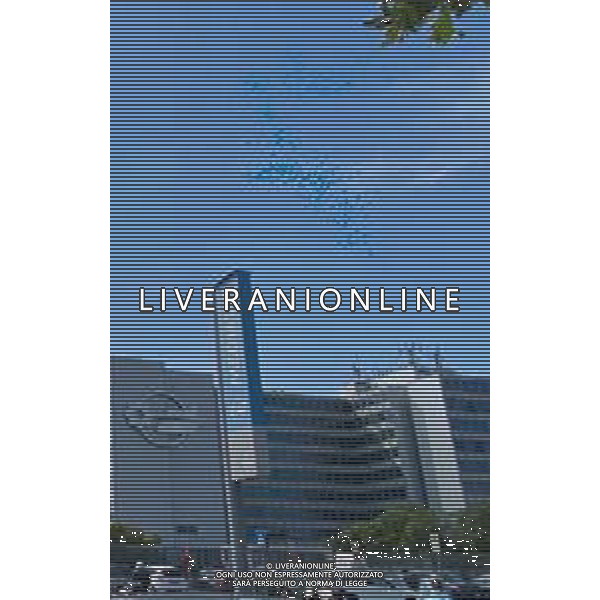 SEDE MEDIASET COLOGNO MONZESE (MILANO) 14.06.2023 NELLA FOTO IL LANCIO DI PALLONCINI AZZURRI NEL GIORNO DEL FUNERALE DI SILVIO BERLUSCONI AGENZIA ALDO LIVERANI SAS