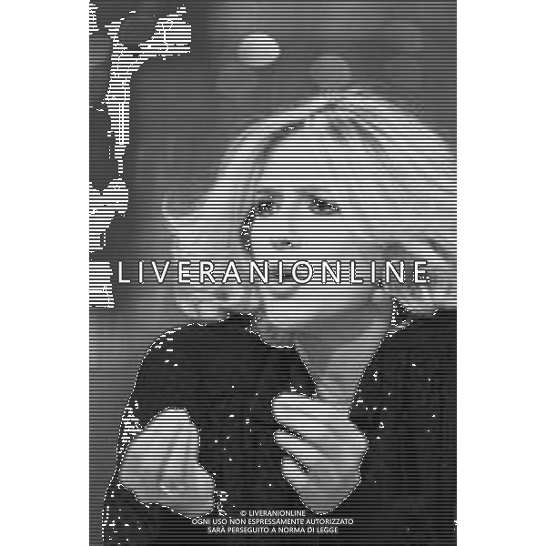 Neg- RETROSPETTIVA LORETTA GOGGI CANTANTE E CONDUTTRICE TELEVISIVA NELLA FOTO NEL PROGRAMMA RAI TV \'LORETTA GOGGI IN QUIZ\' A MILANO NEL 1984 AG ALDO LIVERANI SAS