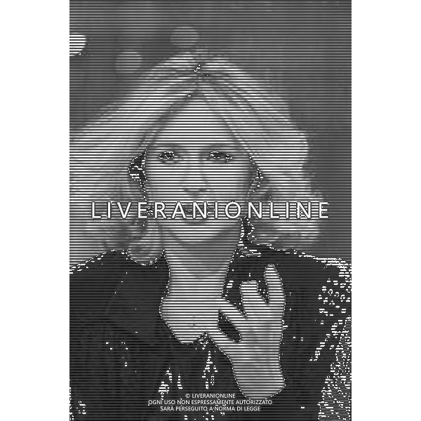 Neg- RETROSPETTIVA LORETTA GOGGI CANTANTE E CONDUTTRICE TELEVISIVA NELLA FOTO NEL PROGRAMMA RAI TV \'LORETTA GOGGI IN QUIZ\' A MILANO NEL 1984 AG ALDO LIVERANI SAS