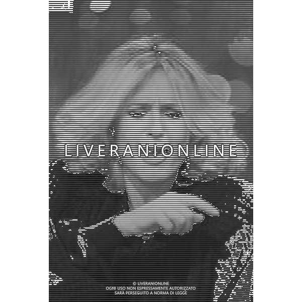 Neg- RETROSPETTIVA LORETTA GOGGI CANTANTE E CONDUTTRICE TELEVISIVA NELLA FOTO NEL PROGRAMMA RAI TV \'LORETTA GOGGI IN QUIZ\' A MILANO NEL 1984 AG ALDO LIVERANI SAS