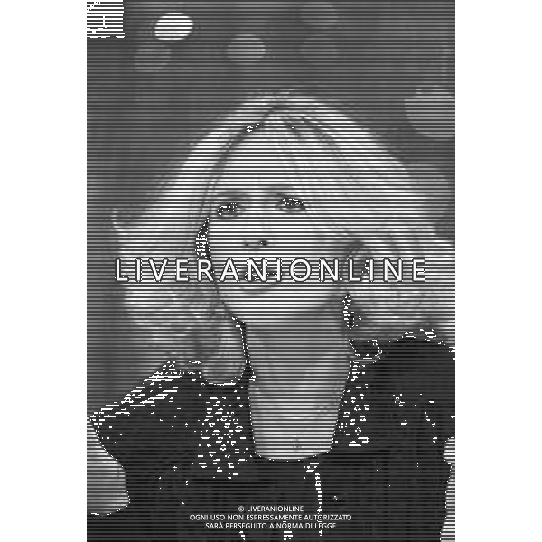 Neg- RETROSPETTIVA LORETTA GOGGI CANTANTE E CONDUTTRICE TELEVISIVA NELLA FOTO NEL PROGRAMMA RAI TV \'LORETTA GOGGI IN QUIZ\' A MILANO NEL 1984 AG ALDO LIVERANI SAS