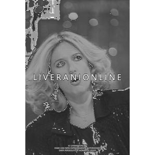 Neg- RETROSPETTIVA LORETTA GOGGI CANTANTE E CONDUTTRICE TELEVISIVA NELLA FOTO NEL PROGRAMMA RAI TV \'LORETTA GOGGI IN QUIZ\' A MILANO NEL 1984 AG ALDO LIVERANI SAS