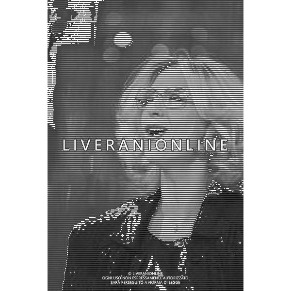 Neg- RETROSPETTIVA LORETTA GOGGI CANTANTE E CONDUTTRICE TELEVISIVA NELLA FOTO NEL PROGRAMMA RAI TV \'LORETTA GOGGI IN QUIZ\' A MILANO NEL 1984 AG ALDO LIVERANI SAS