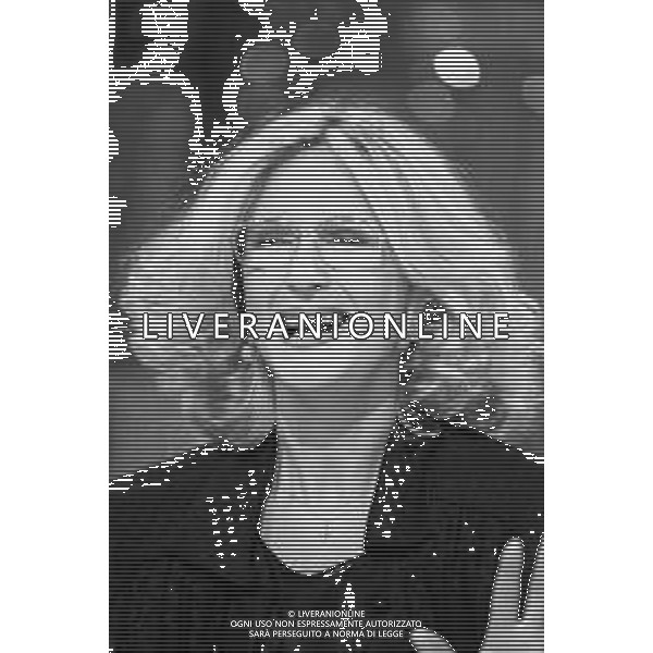 Neg- RETROSPETTIVA LORETTA GOGGI CANTANTE E CONDUTTRICE TELEVISIVA NELLA FOTO NEL PROGRAMMA RAI TV \'LORETTA GOGGI IN QUIZ\' A MILANO NEL 1984 AG ALDO LIVERANI SAS