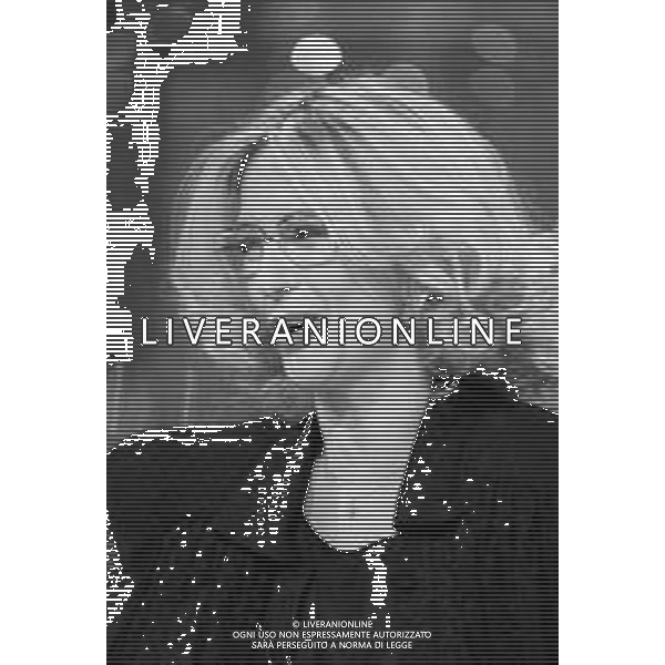 Neg- RETROSPETTIVA LORETTA GOGGI CANTANTE E CONDUTTRICE TELEVISIVA NELLA FOTO NEL PROGRAMMA RAI TV \'LORETTA GOGGI IN QUIZ\' A MILANO NEL 1984 AG ALDO LIVERANI SAS