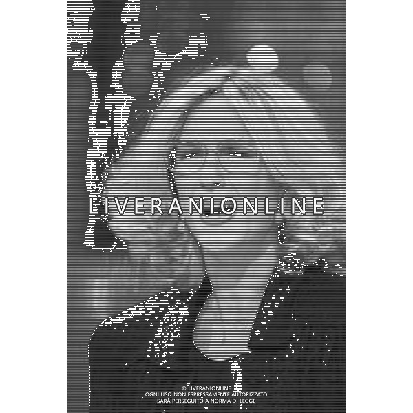 Neg- RETROSPETTIVA LORETTA GOGGI CANTANTE E CONDUTTRICE TELEVISIVA NELLA FOTO NEL PROGRAMMA RAI TV \'LORETTA GOGGI IN QUIZ\' A MILANO NEL 1984 AG ALDO LIVERANI SAS