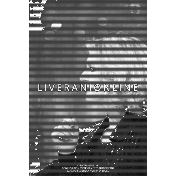 Neg- RETROSPETTIVA LORETTA GOGGI CANTANTE E CONDUTTRICE TELEVISIVA NELLA FOTO NEL PROGRAMMA RAI TV \'LORETTA GOGGI IN QUIZ\' A MILANO NEL 1984 AG ALDO LIVERANI SAS