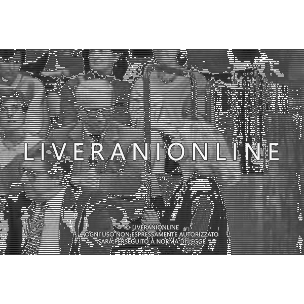 Neg- RETROSPETTIVA LORETTA GOGGI CANTANTE E CONDUTTRICE TELEVISIVA NELLA FOTO CON IL GIORNALISTA ENZO BIAGI NEL PROGRAMMA RAI TV \'LORETTA GOGGI IN QUIZ\' A MILANO NEL 1984 AG ALDO LIVERANI SAS