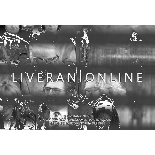 Neg- RETROSPETTIVA LORETTA GOGGI CANTANTE E CONDUTTRICE TELEVISIVA NELLA FOTO CON IL GIORNALISTA ENZO BIAGI NEL PROGRAMMA RAI TV \'LORETTA GOGGI IN QUIZ\' A MILANO NEL 1984 AG ALDO LIVERANI SAS