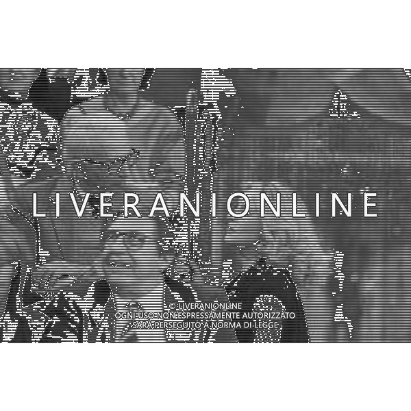 Neg- RETROSPETTIVA LORETTA GOGGI CANTANTE E CONDUTTRICE TELEVISIVA NELLA FOTO CON IL GIORNALISTA ENZO BIAGI NEL PROGRAMMA RAI TV \'LORETTA GOGGI IN QUIZ\' A MILANO NEL 1984 AG ALDO LIVERANI SAS