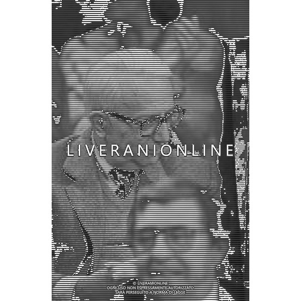 Neg- RETROSPETTIVA LORETTA GOGGI CANTANTE E CONDUTTRICE TELEVISIVA NELLA FOTO CON IL GIORNALISTA ENZO BIAGI NEL PROGRAMMA RAI TV \'LORETTA GOGGI IN QUIZ\' A MILANO NEL 1984 AG ALDO LIVERANI SAS