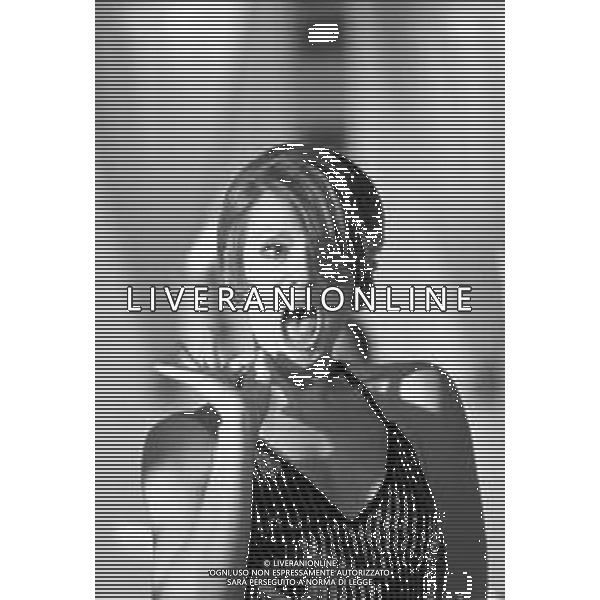 Neg- RETROSPETTIVA LORETTA GOGGI CANTANTE E CONDUTTRICE TELEVISIVA NELLA FOTO MENTRE IMITA \'MINA\' NEL PROGRAMMA RAI TV \'LORETTA GOGGI IN QUIZ\' A MILANO NEL 1984 AG ALDO LIVERANI SAS