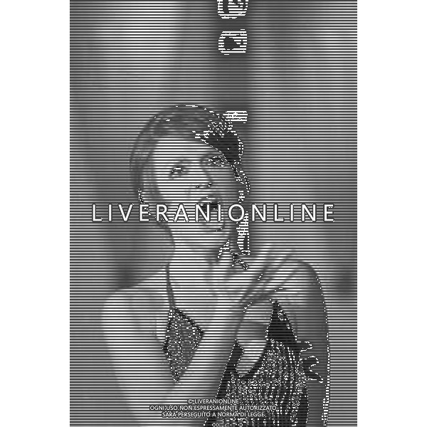 Neg- RETROSPETTIVA LORETTA GOGGI CANTANTE E CONDUTTRICE TELEVISIVA NELLA FOTO MENTRE IMITA \'MINA\' NEL PROGRAMMA RAI TV \'LORETTA GOGGI IN QUIZ\' A MILANO NEL 1984 AG ALDO LIVERANI SAS