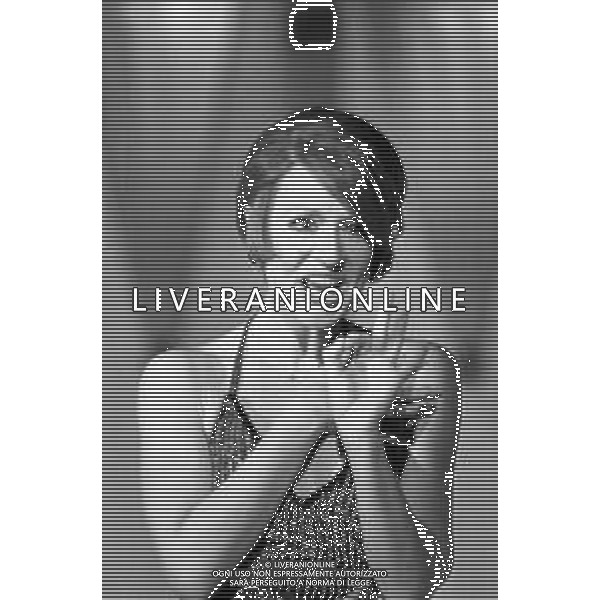 Neg- RETROSPETTIVA LORETTA GOGGI CANTANTE E CONDUTTRICE TELEVISIVA NELLA FOTO MENTRE IMITA \'MINA\' NEL PROGRAMMA RAI TV \'LORETTA GOGGI IN QUIZ\' A MILANO NEL 1984 AG ALDO LIVERANI SAS