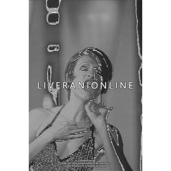 Neg- RETROSPETTIVA LORETTA GOGGI CANTANTE E CONDUTTRICE TELEVISIVA NELLA FOTO MENTRE IMITA \'MINA\' NEL PROGRAMMA RAI TV \'LORETTA GOGGI IN QUIZ\' A MILANO NEL 1984 AG ALDO LIVERANI SAS