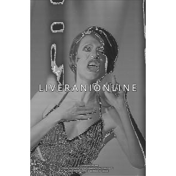 Neg- RETROSPETTIVA LORETTA GOGGI CANTANTE E CONDUTTRICE TELEVISIVA NELLA FOTO MENTRE IMITA \'MINA\' NEL PROGRAMMA RAI TV \'LORETTA GOGGI IN QUIZ\' A MILANO NEL 1984 AG ALDO LIVERANI SAS