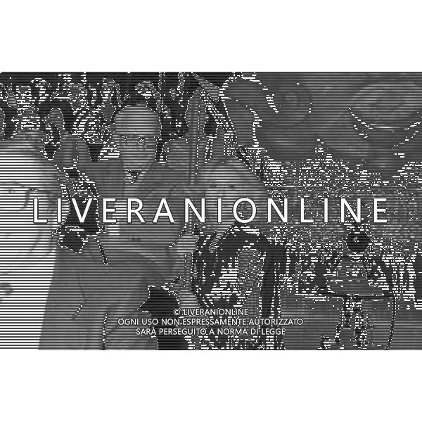 Neg- RETROSPETTIVA LORETTA GOGGI CANTANTE E CONDUTTRICE TELEVISIVA NELLA FOTO CON IL GIORNALISTA ENZO BIAGI NEL PROGRAMMA RAI TV \'LORETTA GOGGI IN QUIZ\' A MILANO NEL 1984 AG ALDO LIVERANI SAS