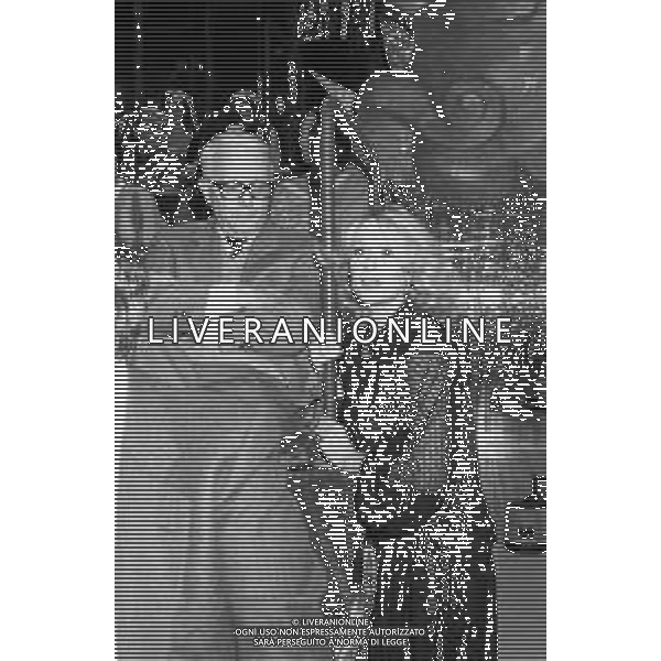 Neg- RETROSPETTIVA LORETTA GOGGI CANTANTE E CONDUTTRICE TELEVISIVA NELLA FOTO CON IL GIORNALISTA ENZO BIAGI NEL PROGRAMMA RAI TV \'LORETTA GOGGI IN QUIZ\' A MILANO NEL 1984 AG ALDO LIVERANI SAS