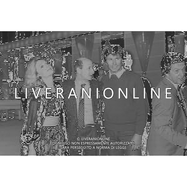 Neg- RETROSPETTIVA LORETTA GOGGI CANTANTE E CONDUTTRICE TELEVISIVA NELLA FOTO CON IL MARITO GIANNI BREZZA, GIGI VESIGNA E MEMO REMIGI, NEL PROGRAMMA RAI TV \'LORETTA GOGGI IN QUIZ\' A MILANO NEL 1984 AG ALDO LIVERANI SAS