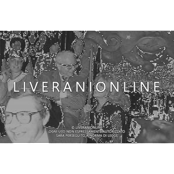 Neg- RETROSPETTIVA LORETTA GOGGI CANTANTE E CONDUTTRICE TELEVISIVA NELLA FOTO CON IL GIORNALISTA ENZO BIAGI NEL PROGRAMMA RAI TV \'LORETTA GOGGI IN QUIZ\' A MILANO NEL 1984 AG ALDO LIVERANI SAS