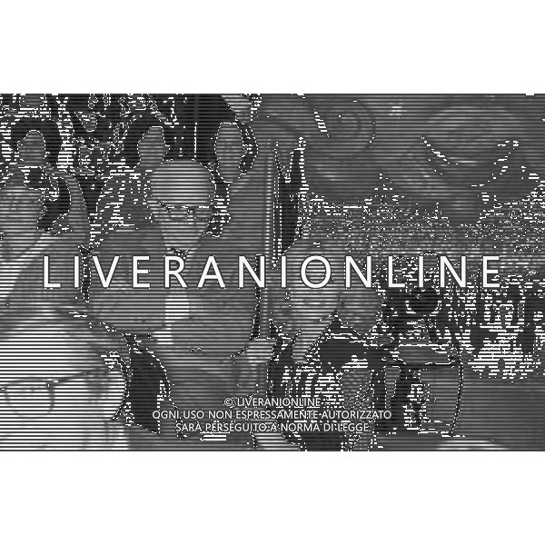 Neg- RETROSPETTIVA LORETTA GOGGI CANTANTE E CONDUTTRICE TELEVISIVA NELLA FOTO CON IL GIORNALISTA ENZO BIAGI NEL PROGRAMMA RAI TV \'LORETTA GOGGI IN QUIZ\' A MILANO NEL 1984 AG ALDO LIVERANI SAS