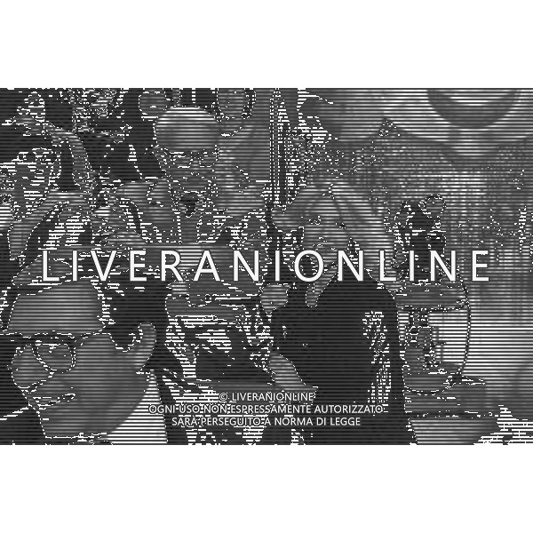 Neg- RETROSPETTIVA LORETTA GOGGI CANTANTE E CONDUTTRICE TELEVISIVA NELLA FOTO CON IL GIORNALISTA ENZO BIAGI NEL PROGRAMMA RAI TV \'LORETTA GOGGI IN QUIZ\' A MILANO NEL 1984 AG ALDO LIVERANI SAS