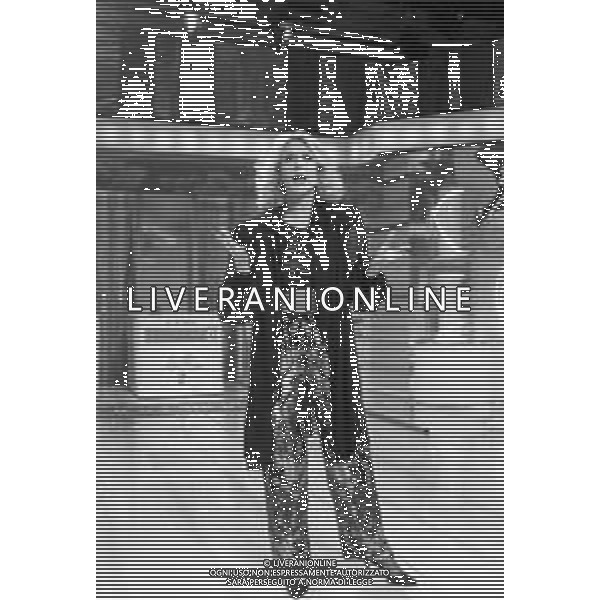 Neg- RETROSPETTIVA LORETTA GOGGI CANTANTE E CONDUTTRICE TELEVISIVA NELLA FOTO NEL PROGRAMMA RAI TV \'LORETTA GOGGI IN QUIZ\' A MILANO NEL 1984 AG ALDO LIVERANI SAS
